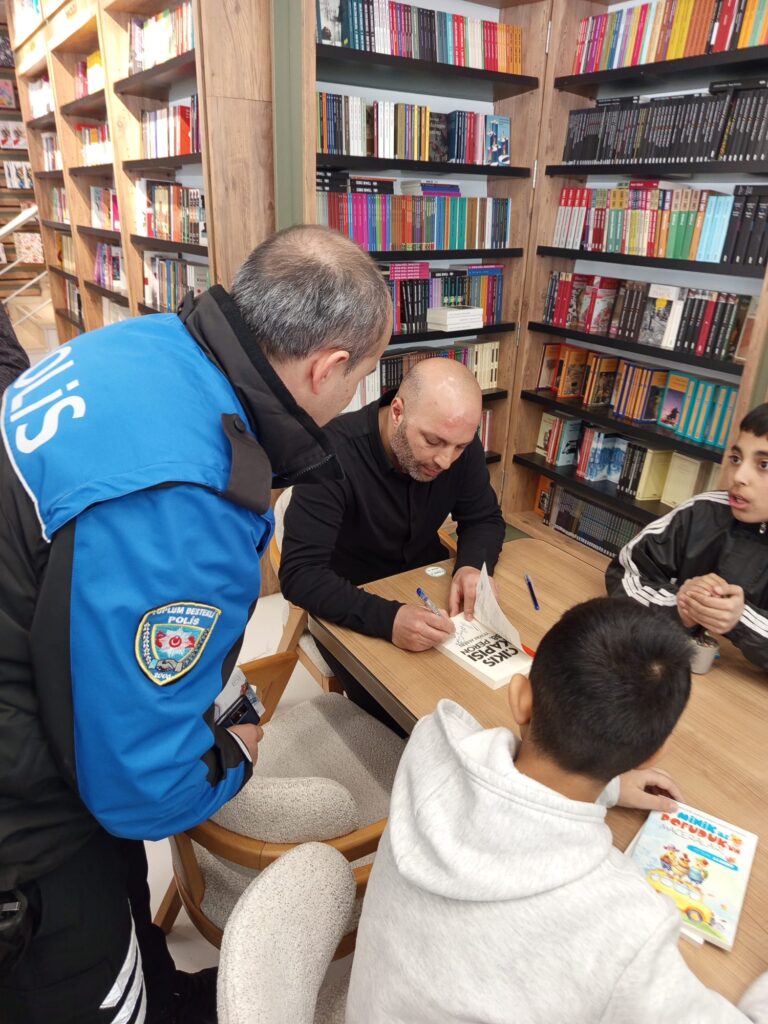 EMNİYETİN KİTAP TAHLİLİ PROGRAMINA YAZAR YETKİN ALBERT KONUK OLDU 7 1000326537