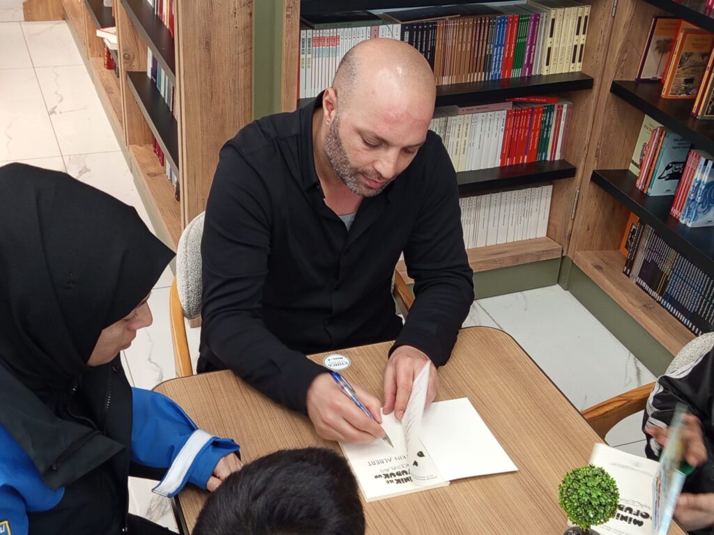 EMNİYETİN KİTAP TAHLİLİ PROGRAMINA YAZAR YETKİN ALBERT KONUK OLDU 8 1000326551