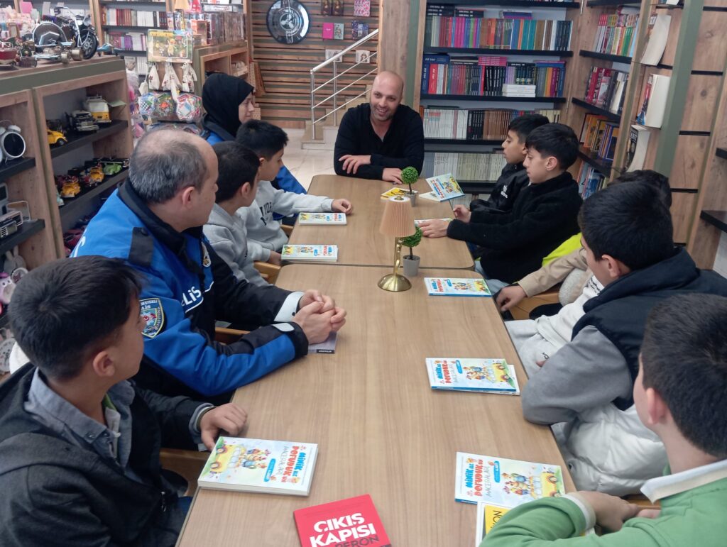 EMNİYETİN KİTAP TAHLİLİ PROGRAMINA YAZAR YETKİN ALBERT KONUK OLDU 5 1000326584