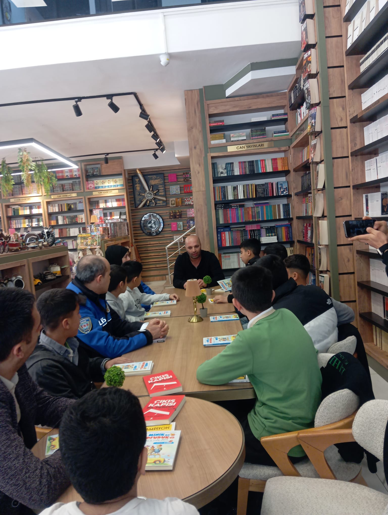 EMNİYETİN KİTAP TAHLİLİ PROGRAMINA YAZAR YETKİN ALBERT KONUK OLDU