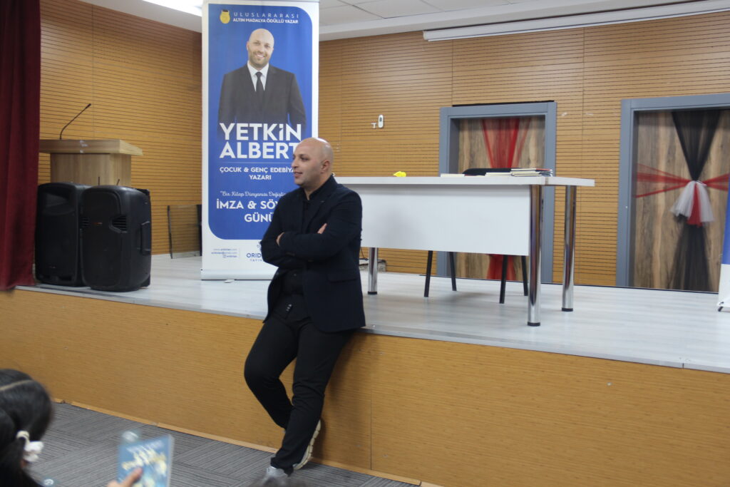 ÖDÜLLÜ ÜNLÜ YAZAR YETKİN ALBERT 2 NİSAN'DA ÖĞRENCİLERLE BULUŞTU 4 Uluslararası Altın Madalya ödüllü yazar Yetkin Albert, 2 Nisan İlkokulu’nda düzenlenen söyleşi ve imza gününde öğrencilerle bir araya geldi.